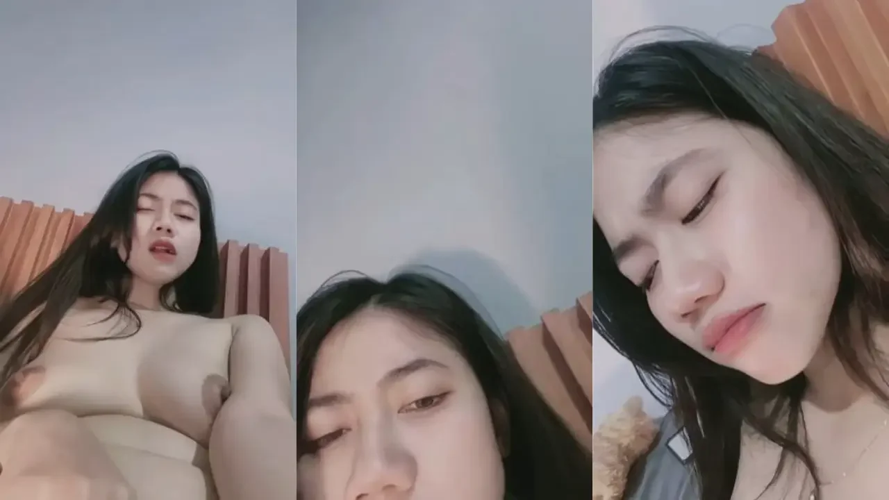 Cewek cantik putih mulus sange kurang belaian akhirnya colme... poster
